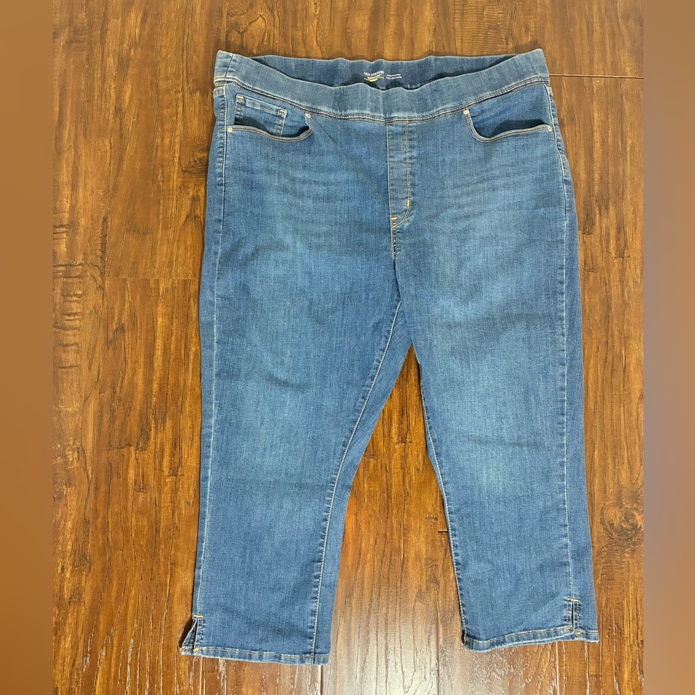 Levi Straus Signature Gold Totally Shaping Pull On Capris Sz 22W NWOT #J6